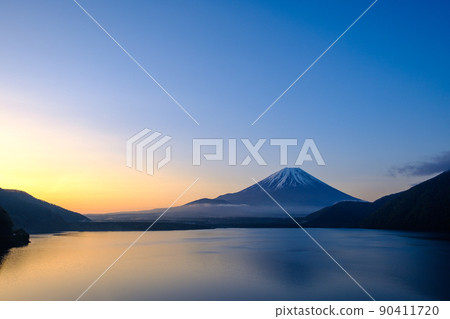 黎明湖Motosu和富士山 90411720