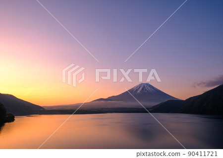 Lake Motosu and Mt. Fuji at dawn Lake Motosu and Mt. Fuji at dawn 90411721