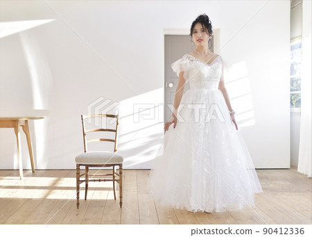 Women in a wedding dress 90412336