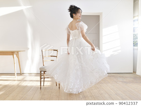 婦女穿著婚紗 90412337