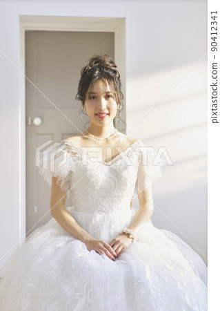 婦女穿著婚紗 婦女穿著婚紗 90412341