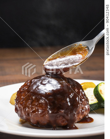 Sprinkle the sauce on the hamburger steak 90412348