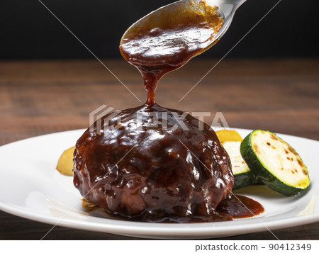 Sprinkle the sauce on the hamburger steak 90412349
