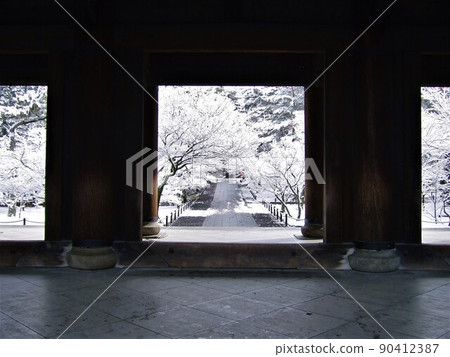 Snow scene seen from Sanmon, Nanzenji Temple, Kyoto 90412387