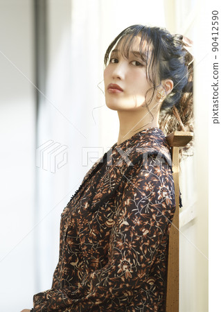 坐在椅子上的女人 坐在椅子上的女人 90412590