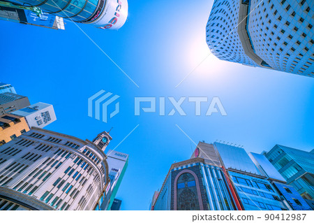 日本東京城市景觀類似於 7 月。五月，可是東京的第一個仲夏日。銀座市景 = 5月29日 90412987