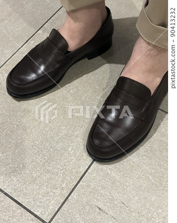 Casual brown loafers worn barefoot 90413232