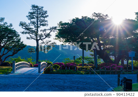 Sunny Kenrokuen with beautiful greenery | Kanazawa City, Ishikawa Prefecture 90413422