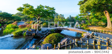 綠意盎然的兼六園琴路石燈籠 | 石川縣金澤市 90413442