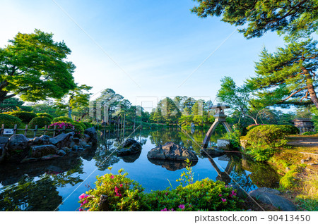 Kenrokuen Kotoji Stone Lantern with beautiful greenery | Kanazawa City, Ishikawa Prefecture 90413450