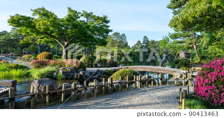 綠意盎然的兼六園琴路石燈籠 | 石川縣金澤市 90413463