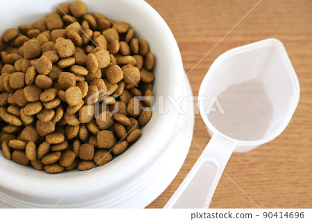 Measuring cup and dog food 90414696