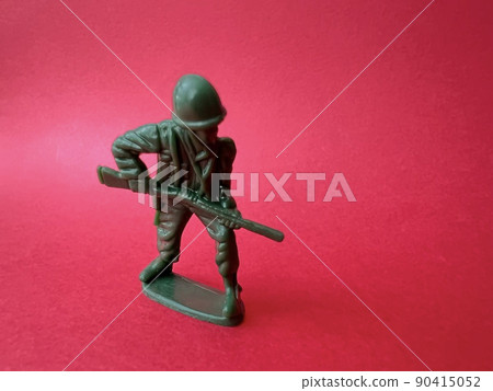士兵娃娃拿著槍沖向敵人(紅色背景),戰爭形象 士兵娃娃拿著槍沖向敵人(紅色背景),戰爭形象 90415052