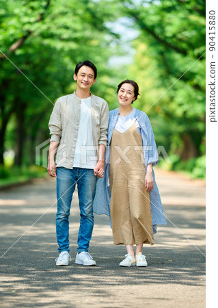 初夏時，一對夫婦在公園散步 90415880