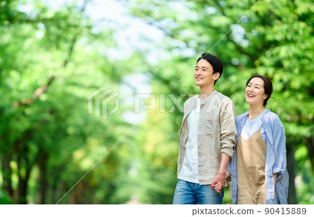 初夏時，一對夫婦在公園散步 90415889