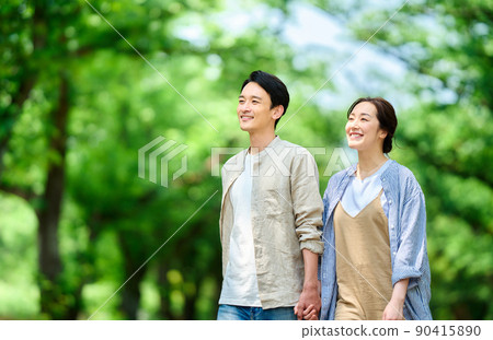 初夏時，一對夫婦在公園散步 90415890