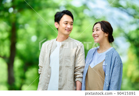 初夏時，一對夫婦在公園散步 90415891