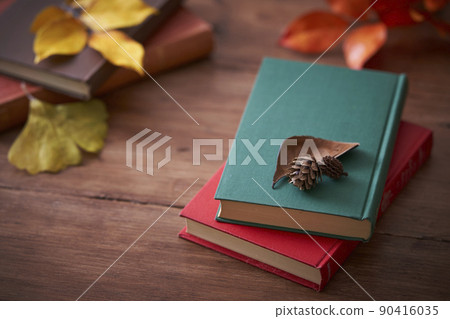 秋季閱讀形象:落葉和書籍 秋季閱讀形象:落葉和書籍 90416035