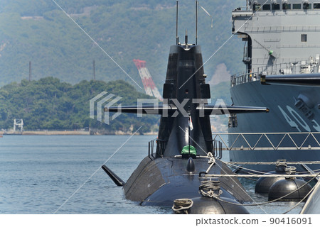 Kure City, Hiroshima Prefecture Alley Karasukojima escort ship / submarine moored 90416091