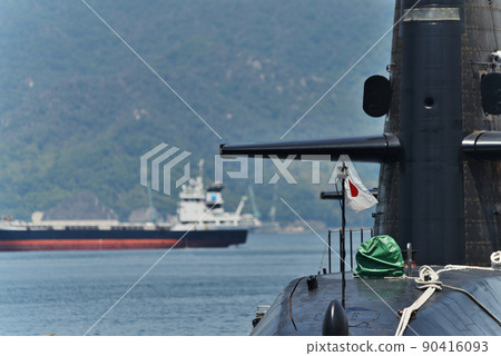 Kure City, Hiroshima Prefecture Alley Karasukojima escort ship / submarine moored 90416093