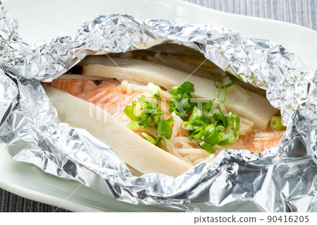 用箔紙烤三文魚。 用箔紙烤三文魚。 90416205