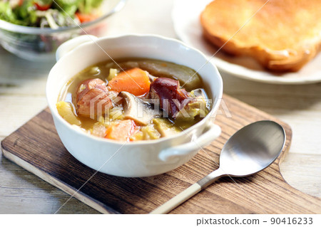 午餐沙拉和烤麵包配香腸和蔬菜火鍋 90416233