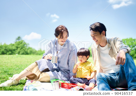 Family picnicking in the park Family picnicking in the park 90416537
