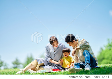 Family picnicking in the park 90416551
