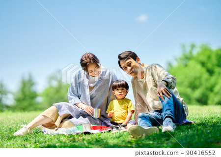 Family picnicking in the park 90416552