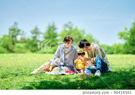 Family picnicking in the park Family picnicking in the park 90416561