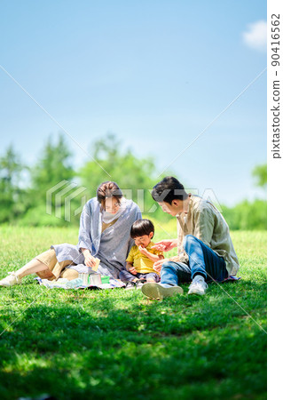 Family picnicking in the park Family picnicking in the park 90416562