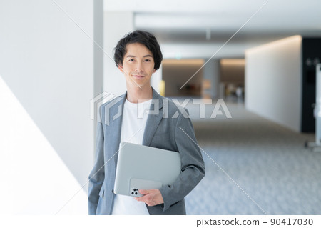 Young businessman wearing office casual shooting cooperation "LINK FOREST" Young businessman wearing office casual shooting cooperation "LINK FOREST" 90417030