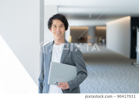 Young businessman wearing office casual shooting cooperation "LINK FOREST" Young businessman wearing office casual shooting cooperation "LINK FOREST" 90417031