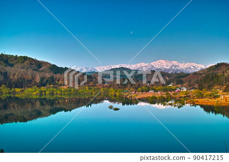 Lake Shirakawa and the Asahi Mountain Range (Iide Town, Yamagata Prefecture) 90417215