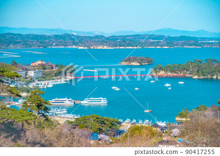 從日本三大名勝之一的松島公園看松島灣（宮城縣松島町） 90417255