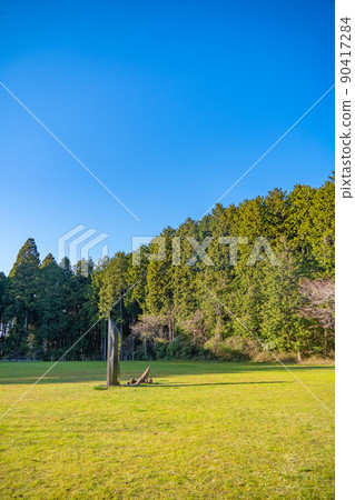 Matsushima, one of the three most scenic spots in Japan, the lawn and blue sky of Matsu Park on the westbound route (Matsushima Town, Miyagi Prefecture) 90417284
