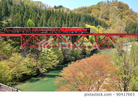 “鐵三兄弟”過奧馬塔河大橋 “鐵三兄弟”過奧馬塔河大橋 90417663