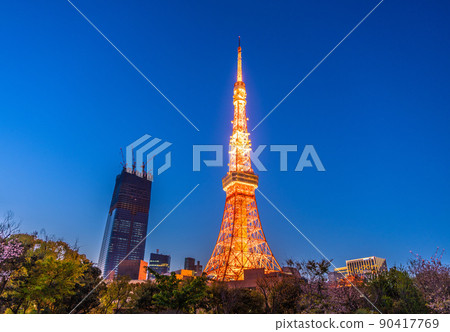 看燈火通明的東京塔和虎之門/麻布台地區的重建等。 90417769