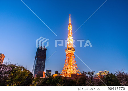 看燈火通明的東京塔和虎之門/麻布台地區的重建等。 看燈火通明的東京塔和虎之門/麻布台地區的重建等。 90417770