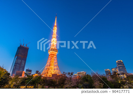 看燈火通明的東京塔和虎之門/麻布台地區的重建等。 看燈火通明的東京塔和虎之門/麻布台地區的重建等。 90417771
