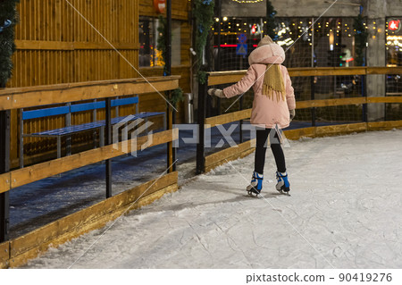 girl ice skating 90419276