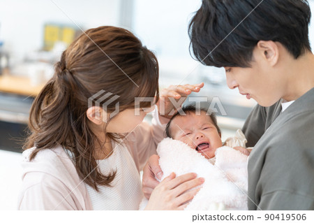 年輕的爸爸媽媽擔心哭鬧的嬰兒 90419506