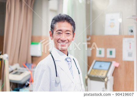 Elderly male doctor working in a hospital Elderly male doctor working in a hospital 90419607