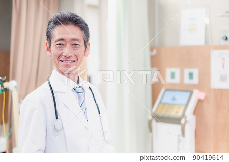 Elderly male doctor working in a hospital 90419614