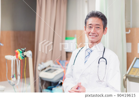 Elderly male doctor working in a hospital 90419615