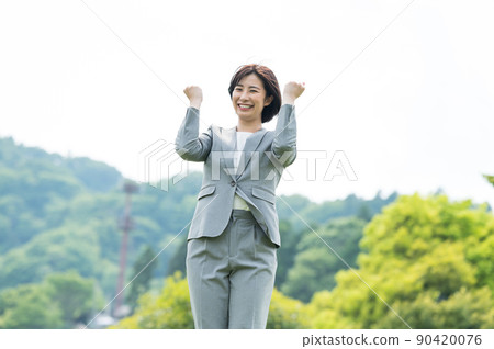 穿著西裝的女人在戶外擺姿勢 穿著西裝的女人在戶外擺姿勢 90420076