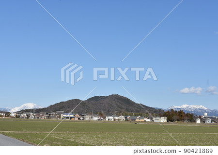 Aragamiyama on a clear day and a snowy mountain in the distance 90421889