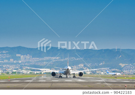 [Osaka] June ・ Takeoff and landing at Osaka International Airport (Itami Airport) 90422183