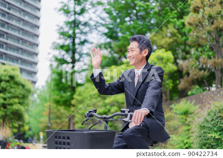 Elderly businessman commuting by bicycle Elderly businessman commuting by bicycle 90422734