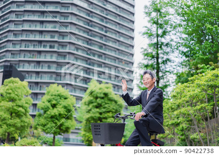 Elderly businessman commuting by bicycle 90422738